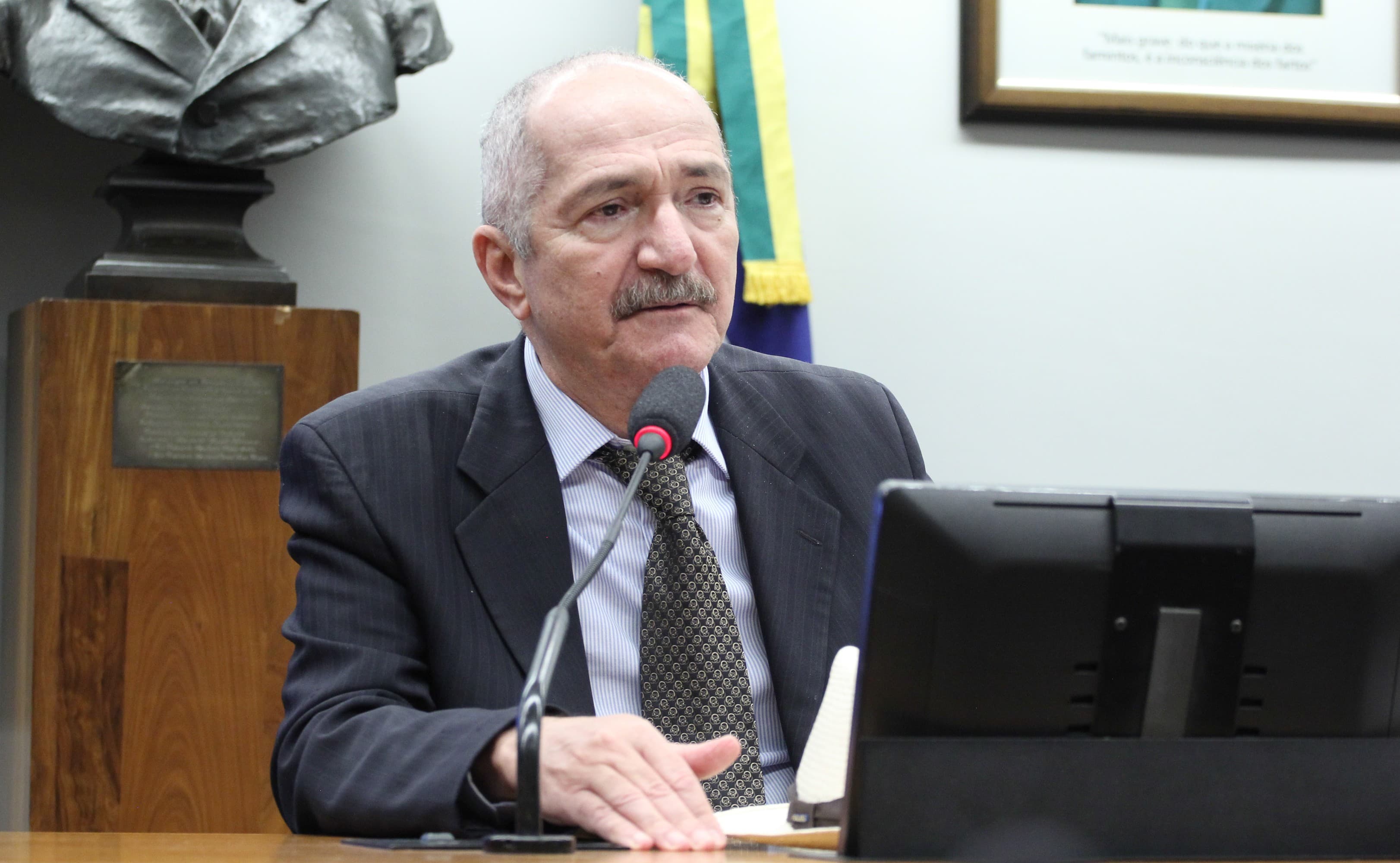 DC expulsa Aldo Rebelo e aposta em Joaquim Barbosa para presidência