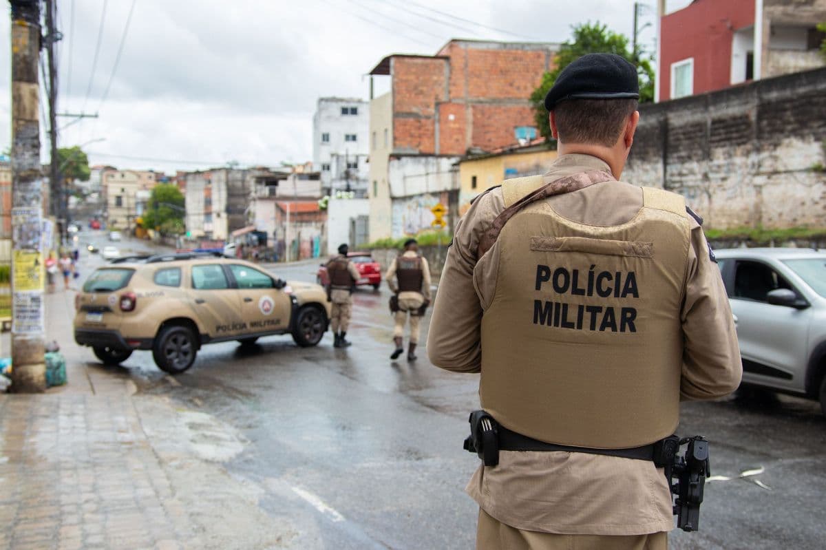 Suspeitos se enfrentam em tiroteio durante roubo em Salvador