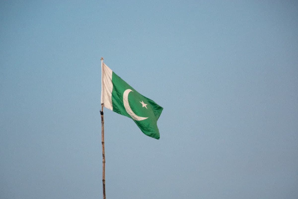 Desabamento de telhado de escola em Peshawar deixa mortos e feridos