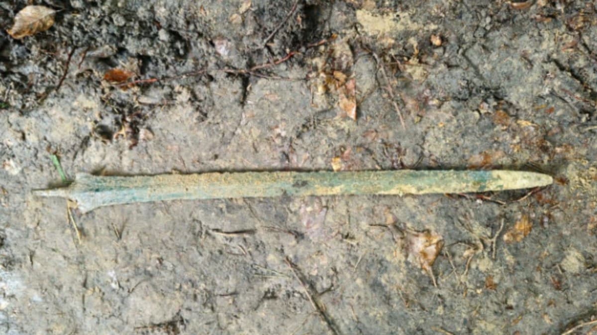 Arqueólogos encontram espada de bronze de 2.700 anos na Polônia