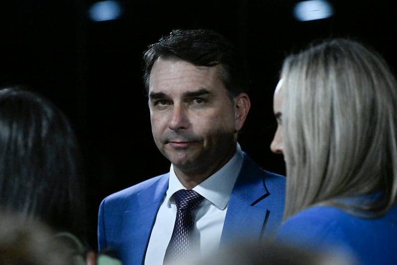 Flávio Bolsonaro registra queda entre eleitores da direita não bolsonarista