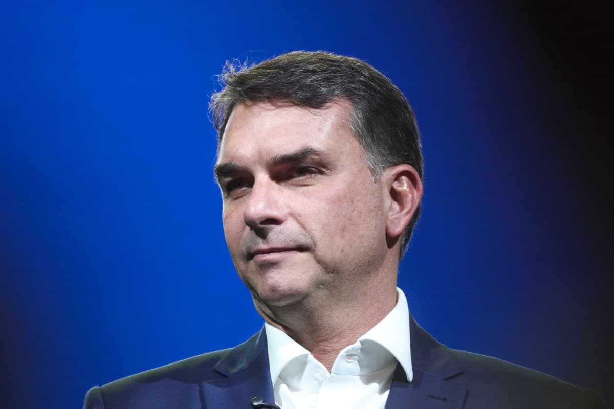 Flávio Bolsonaro propõe agilidade e crédito para mineração no Brasil