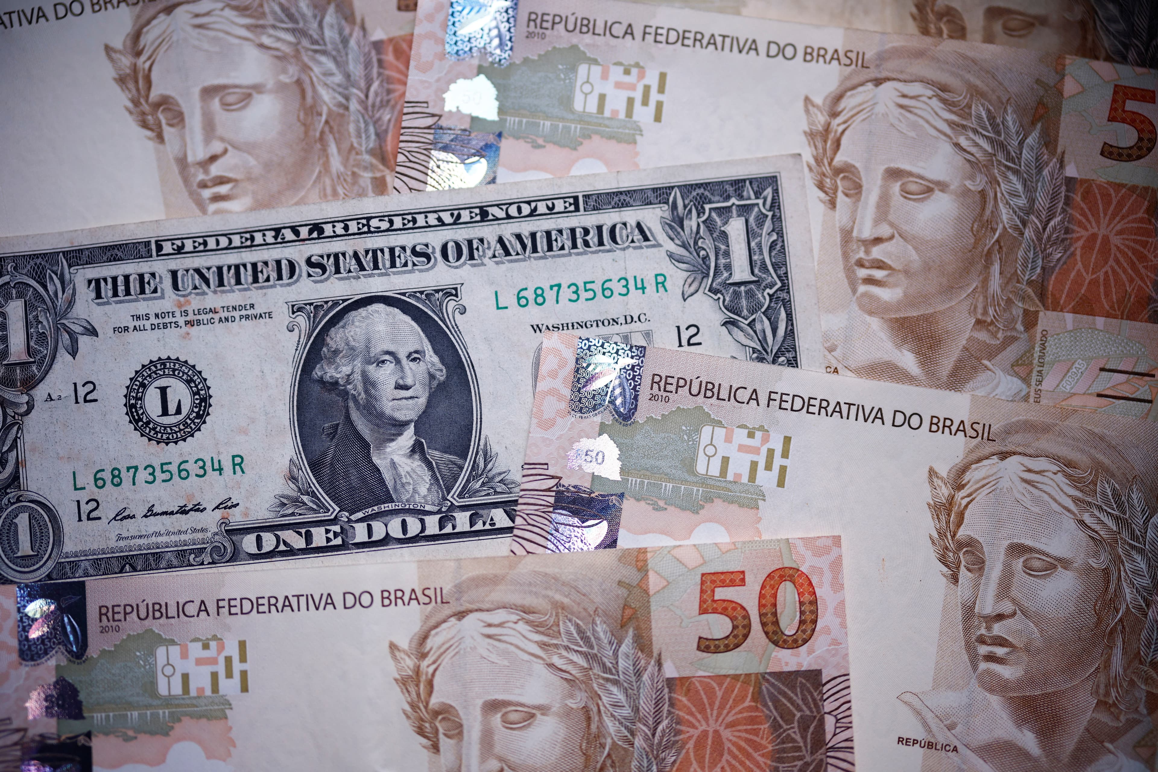 Dólar fecha semana em queda; reajuste do Bolsa Família gera debate