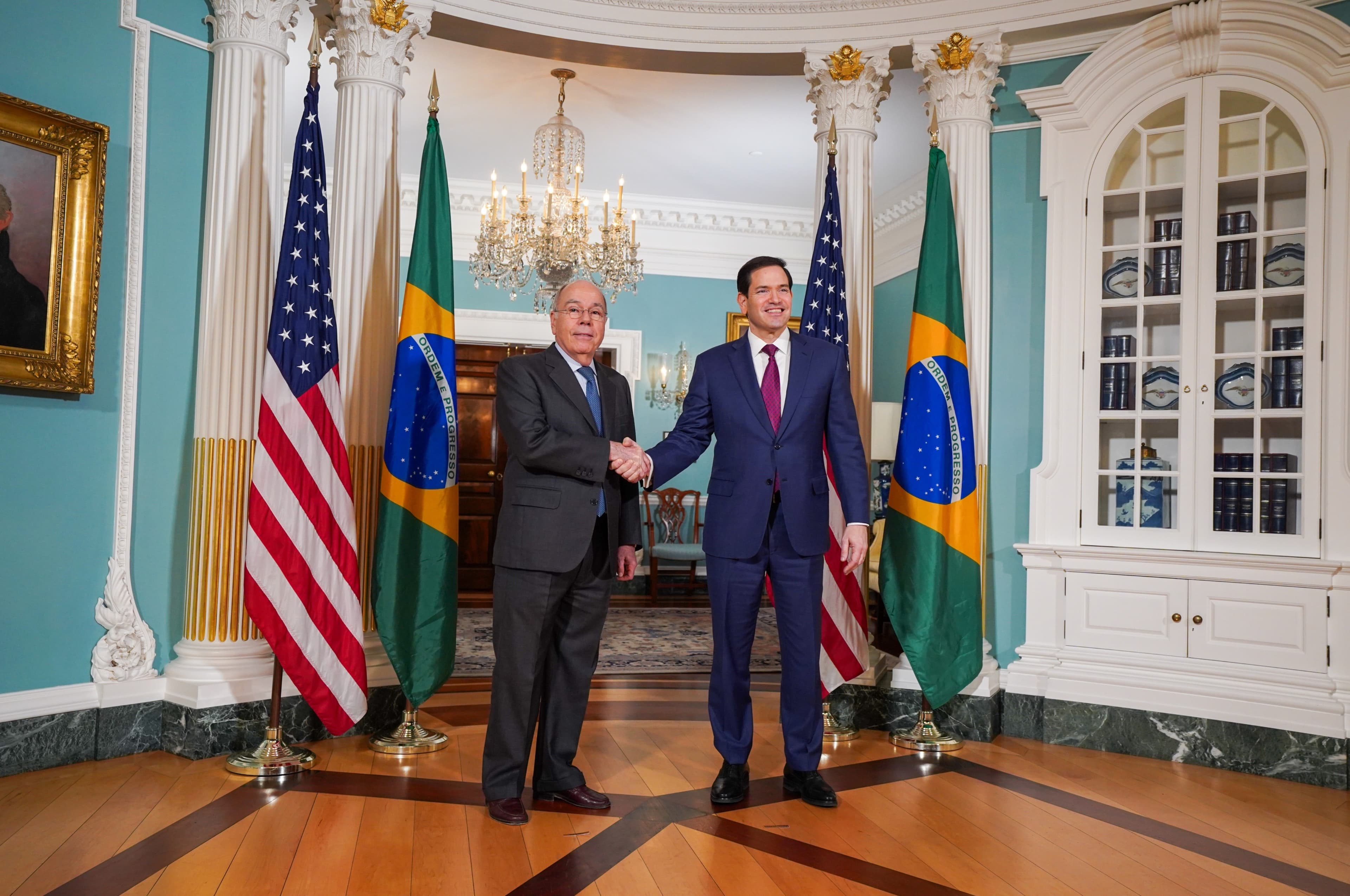 Donald Trump aprova viagem de Flávio Bolsonaro aos EUA em meio a tensão