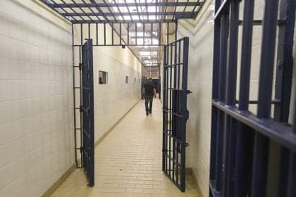 Policial penal denuncia ambiente insalubre após suicídio do marido