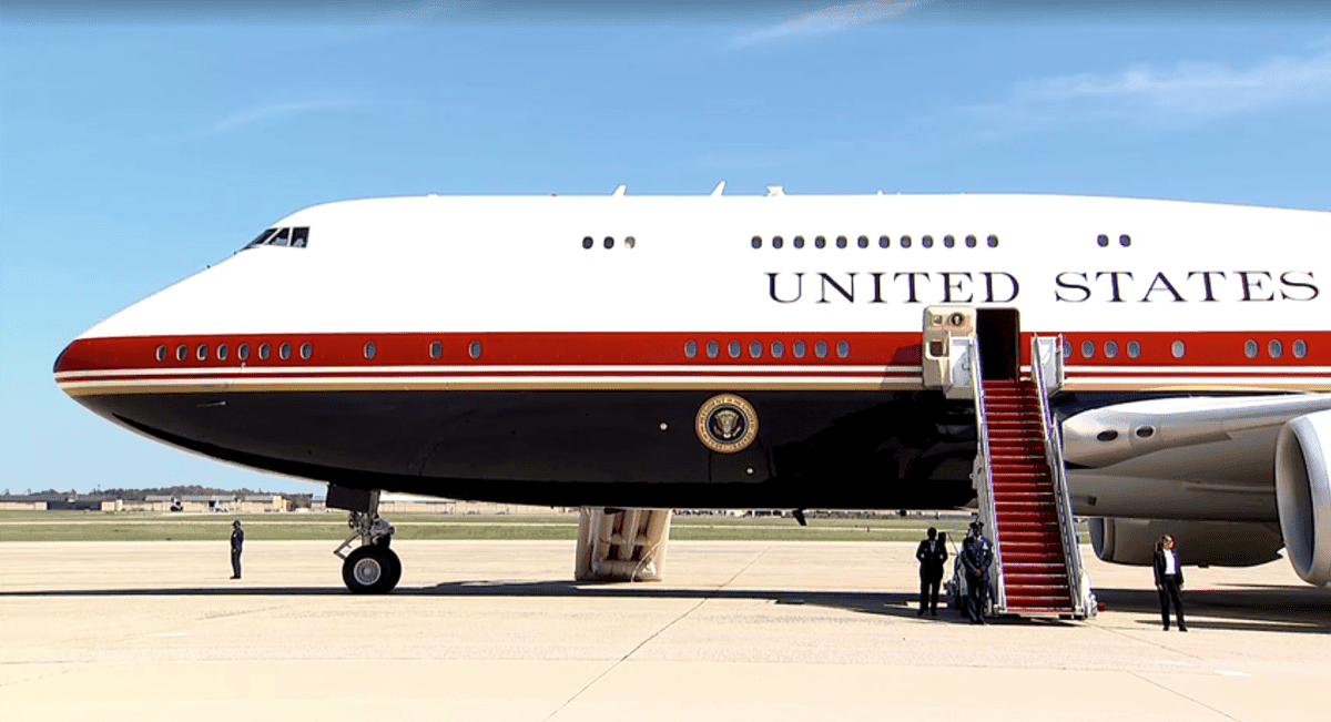Escorregador de emergência do novo Air Force One é acionado antes de voo de Trump