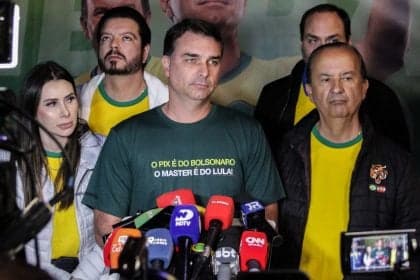 Flávio Bolsonaro contestado por pesquisa que mostra queda nas intenções de voto