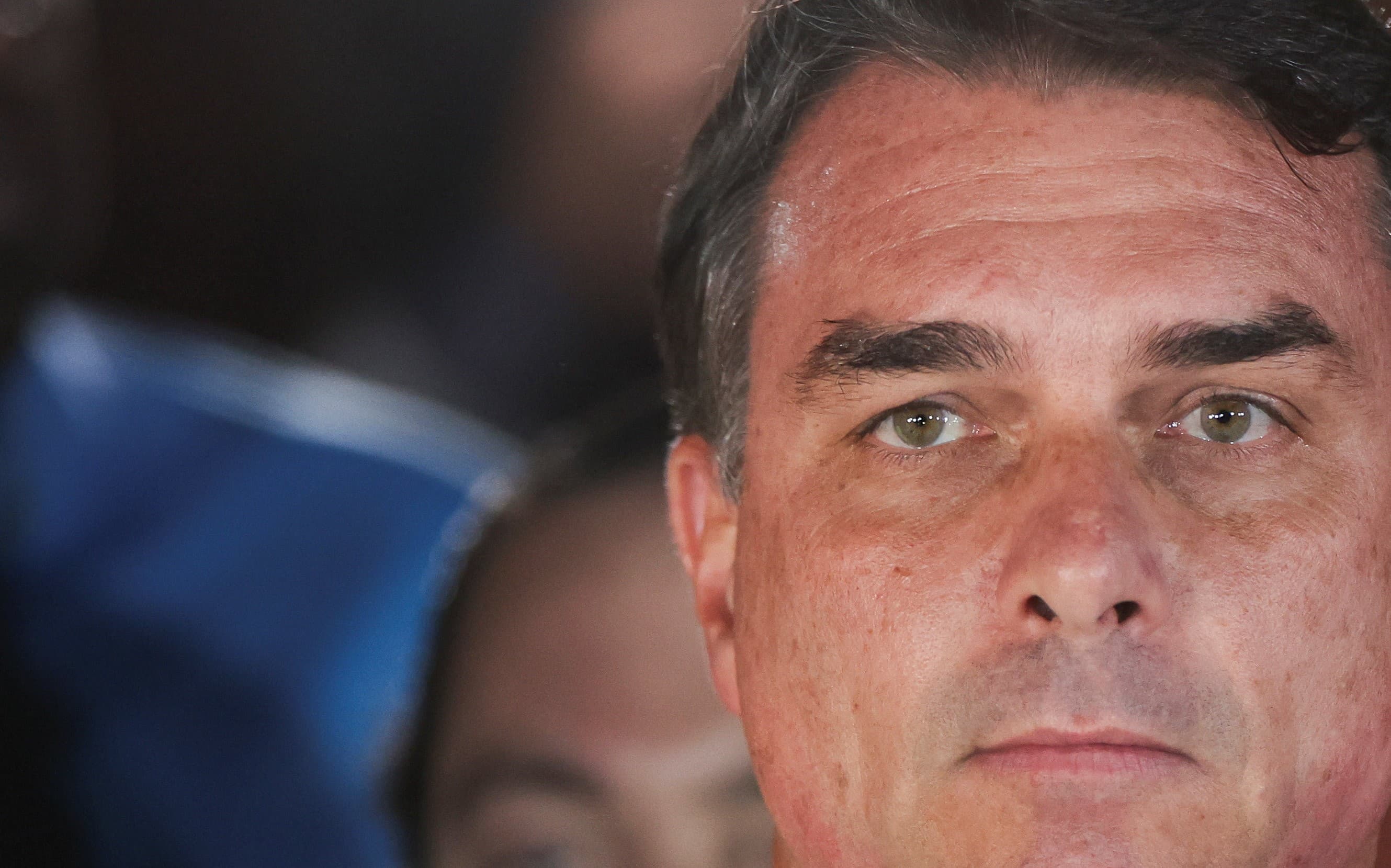 PF investiga possível saída de Flávio Bolsonaro do Brasil após eleições