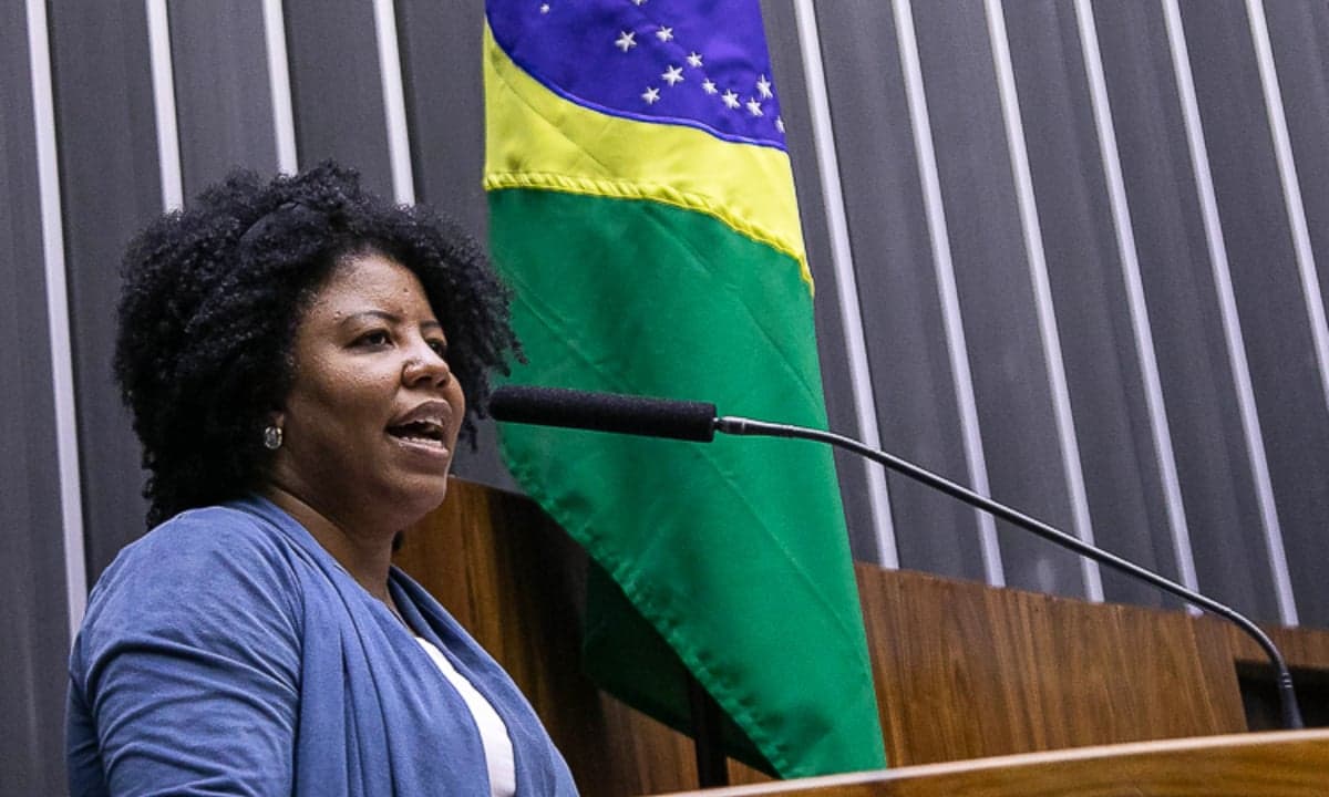 Deputada Jack Rocha é alvo de explosivo em ato de campanha no Espírito Santo