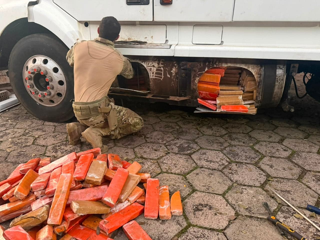 PRF apreende 581 quilos de maconha em abordagem em Xanxerê