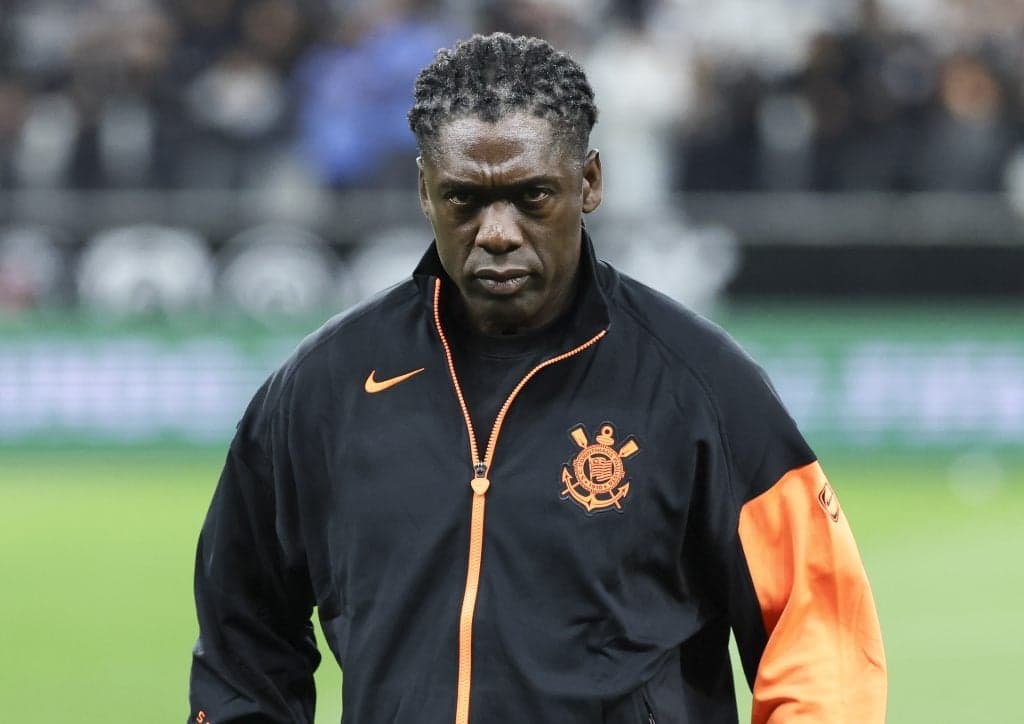 Seedorf assiste Corinthians e Vitória das arquibancadas da Neo Química Arena