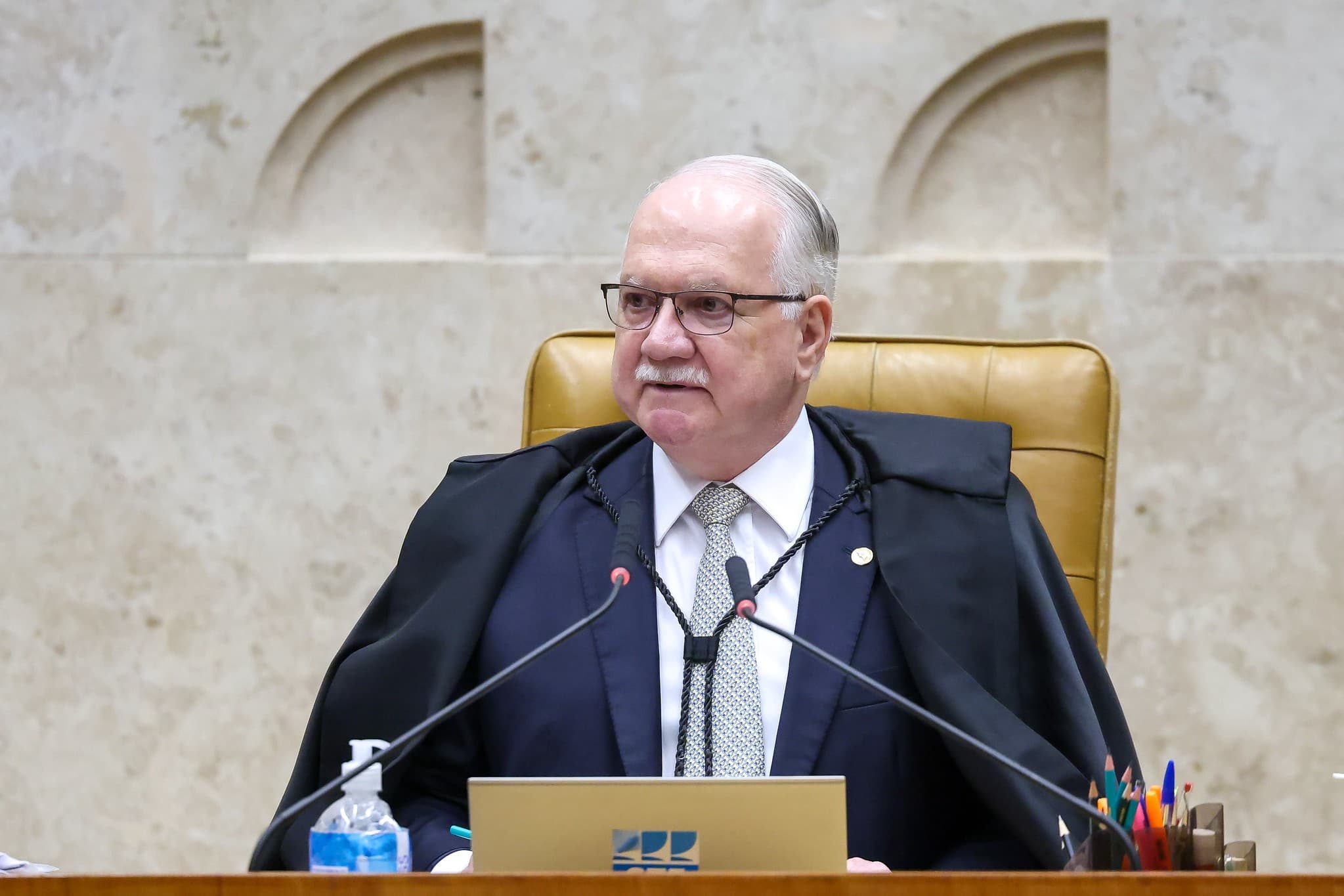 Ministros aposentados do STF pedem sessão urgente para apuração de crises