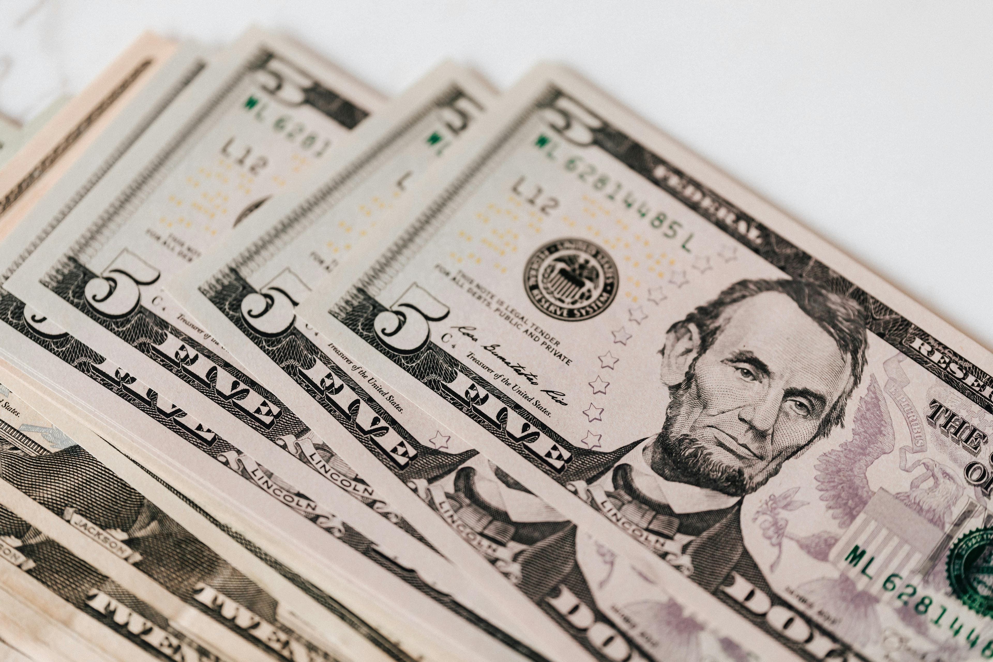 Dólar e mercado financeiro sob pressão em meio a tensões políticas e geopolíticas
