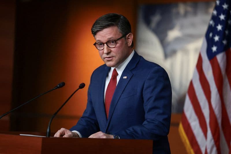 Mike Johnson proíbe relacionamentos entre congressistas e funcionários