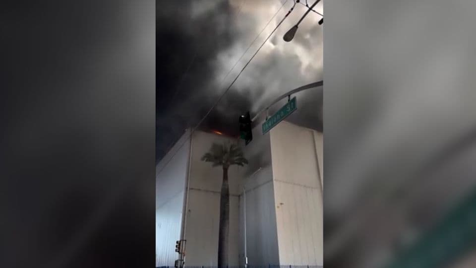 Karen Bass declara emergência em Los Angeles por incêndio em armazém