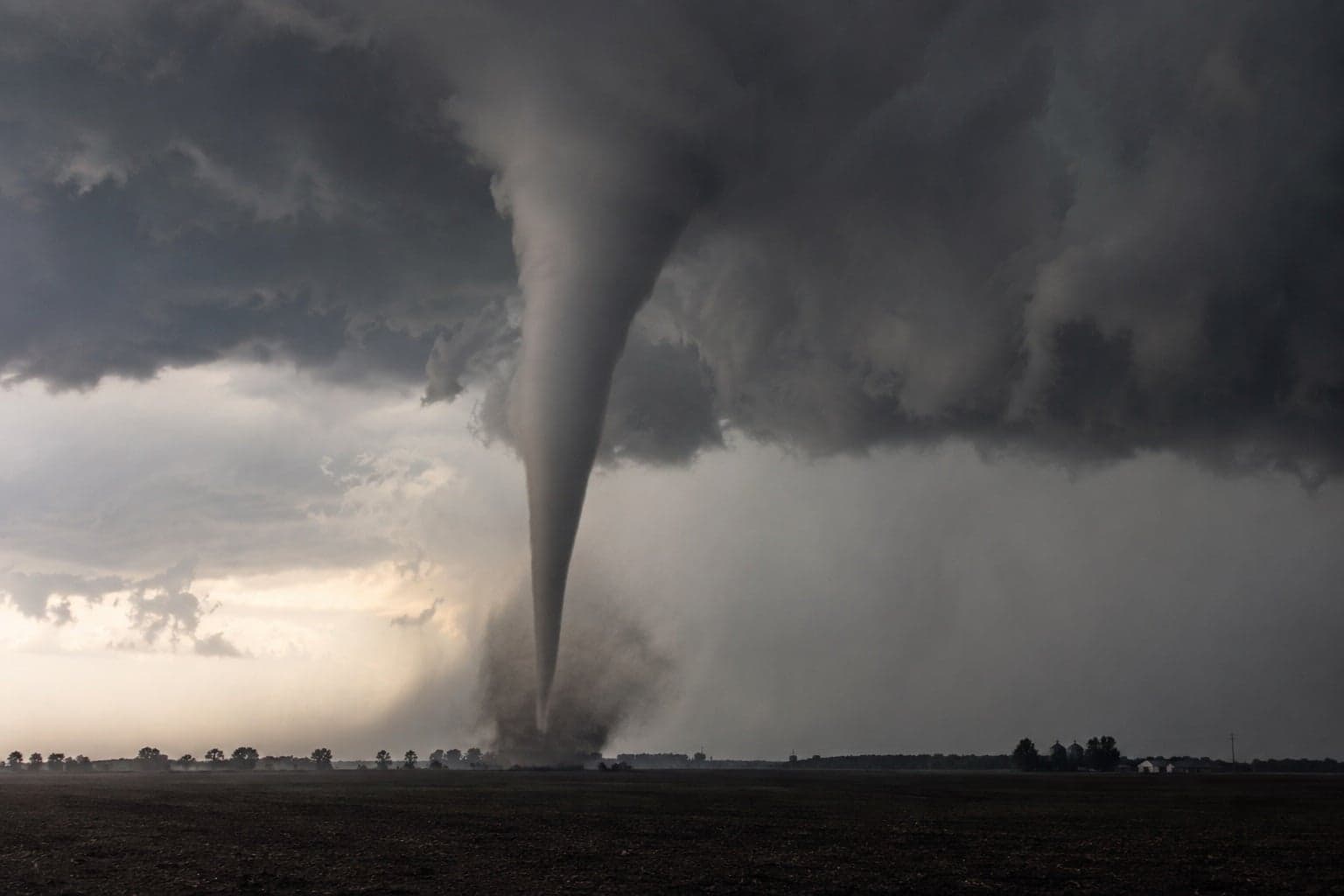 Ciclone extratropical traz risco de tornados e temporais no Brasil