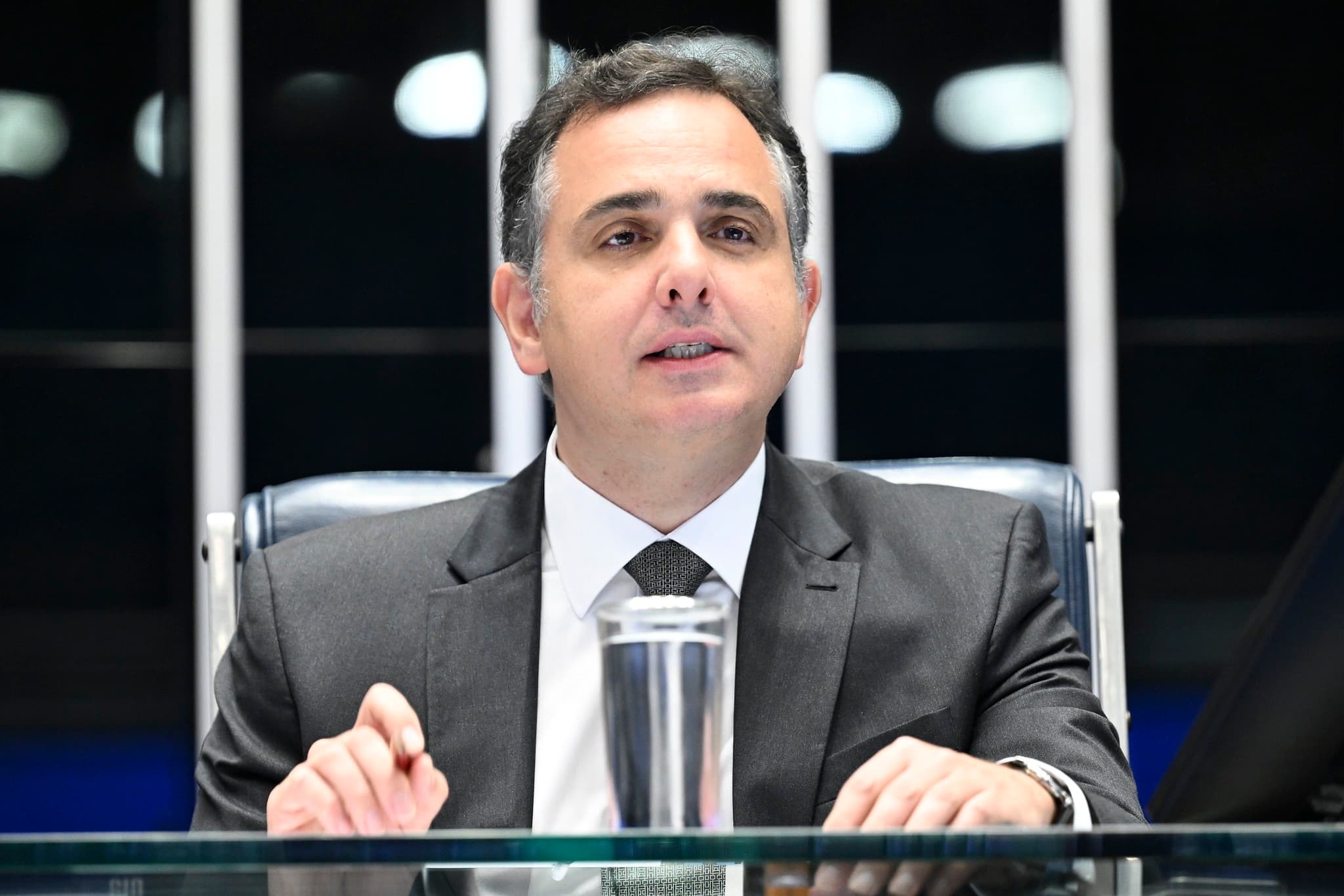 Carlos Lopes indiciado em esquema de fraudes no INSS com Pacheco