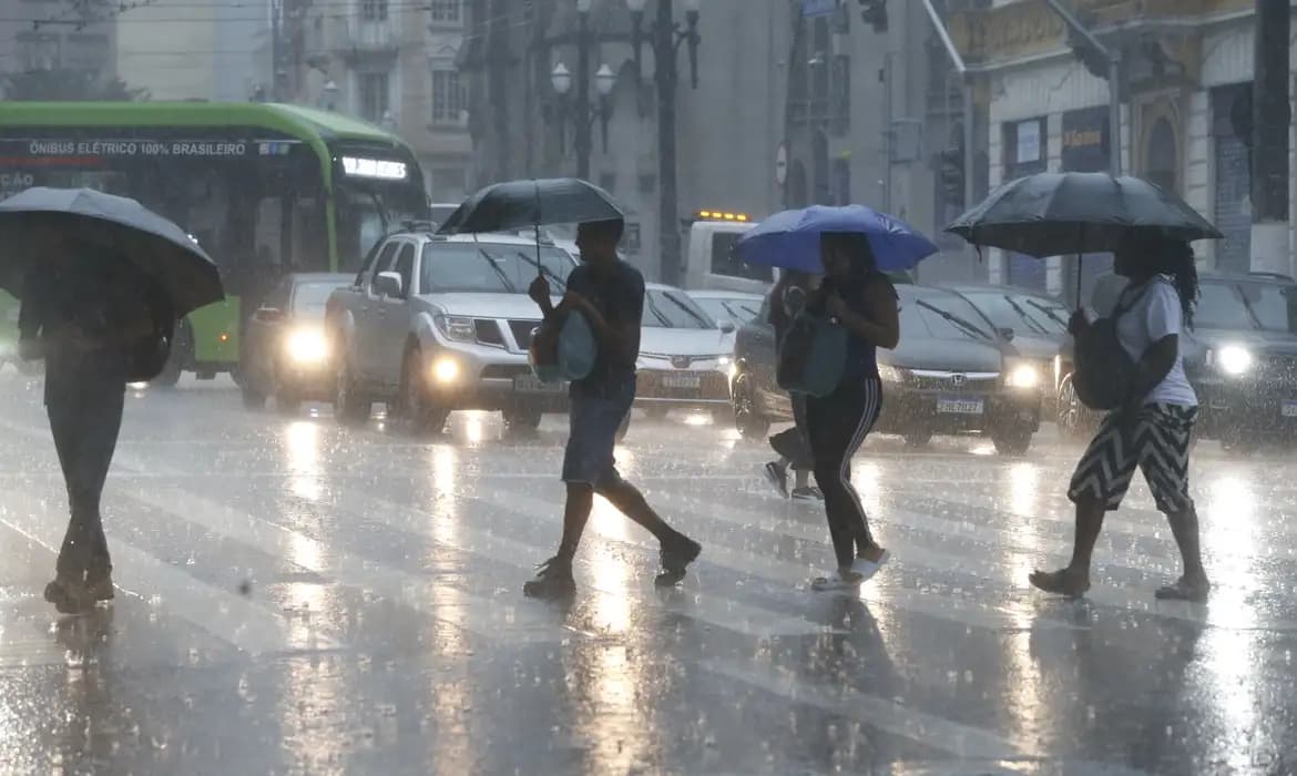 Inmet alerta para chuvas intensas e ventos fortes em 641 municípios