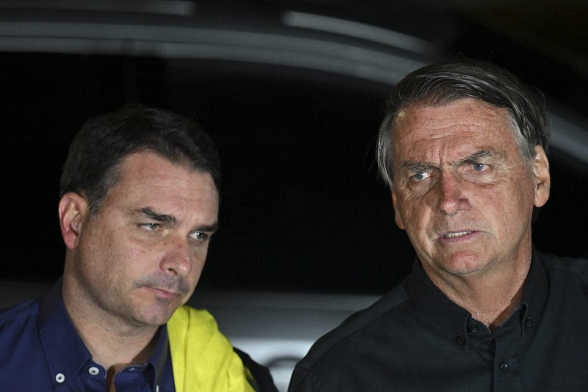 Flávio Bolsonaro foge do Brasil após descumprir ordem do STF