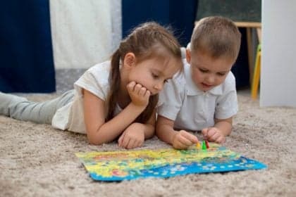 Brincar é essencial para o desenvolvimento infantil e emocional