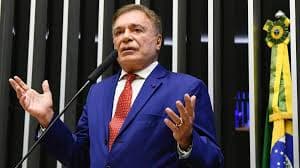Álvaro Dias anuncia desistência de candidatura ao Senado pelo Paraná