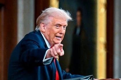 Trump autoriza Marinha a destruir embarcações no Estreito de Ormuz