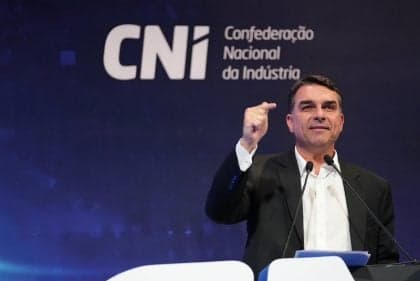Flávio Bolsonaro e Romeu Zema defendem privatizações em encontro industrial