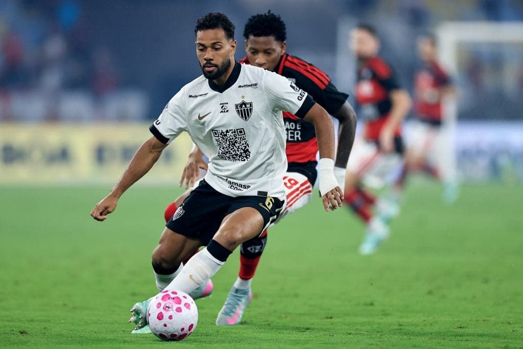 Renan Lodi se destaca e se envolve em polêmica em derrota do Atlético-MG