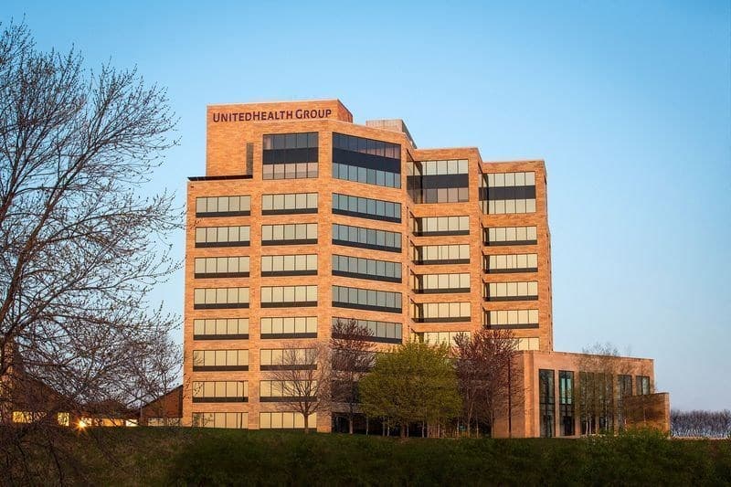 UnitedHealth registra lucro de US$ 4,11 bilhões e eleva projeção para 2026