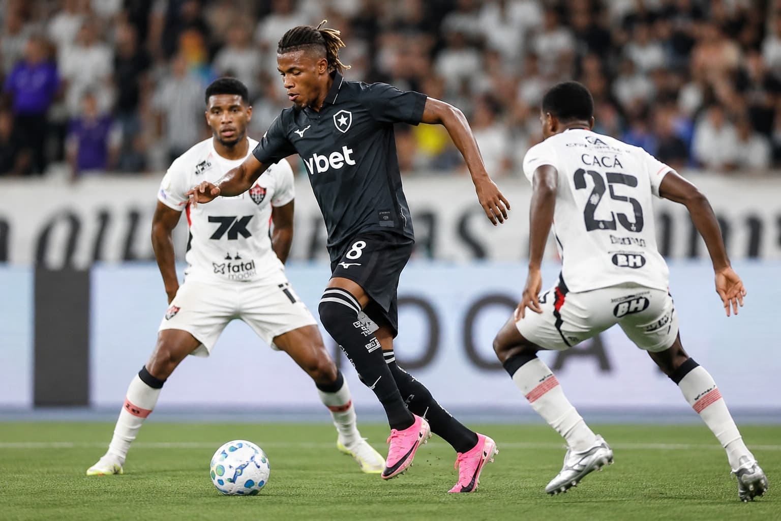 Botafogo vive transição técnica e reforça defesa antes de enfrentar o Palmeiras