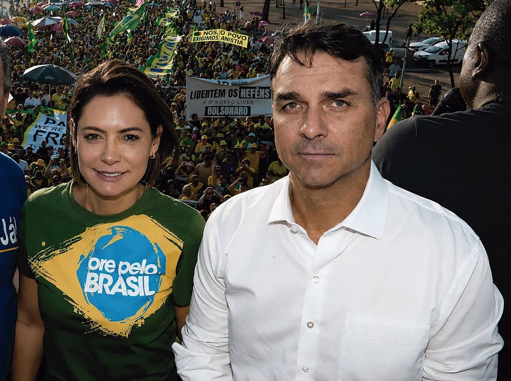 Flávio Bolsonaro aguarda decisão de Michelle sobre candidatura
