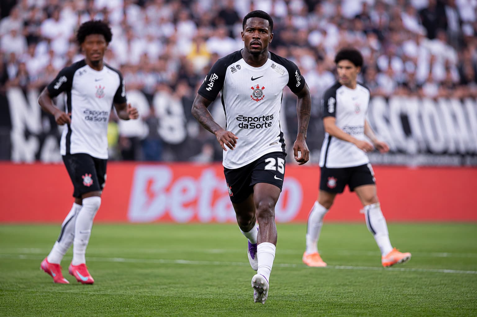 Corinthians empata com Estudiantes e encara denúncia contra Memphis antes da volta da Libertadores