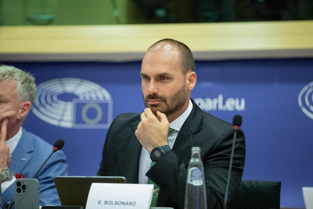 Eduardo Bolsonaro é julgado por coação em tentativa de golpe