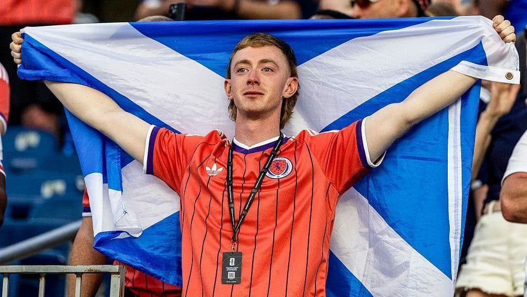 Torcedores escoceses cantam 'Flower of Scotland' na Copa do Mundo