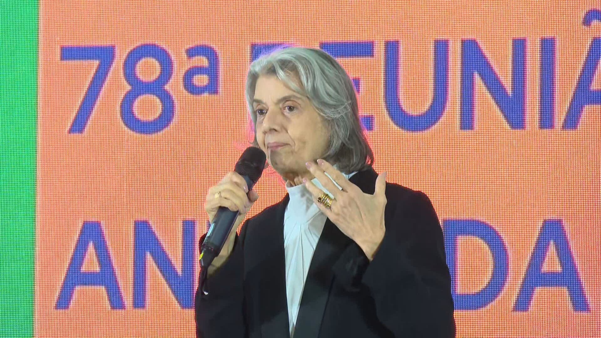 Cármen Lúcia defende democracia e critica interferências externas