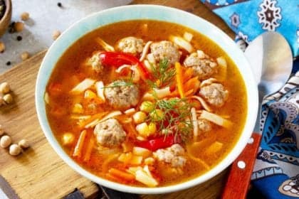5 sopas ricas em proteínas para almoços e jantares saudáveis