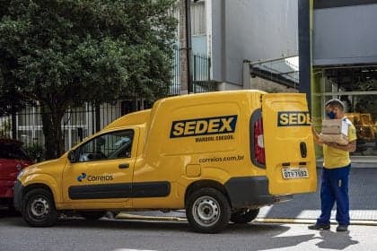 Funcionários dos Correios temem privatização apesar de promessas de Lula