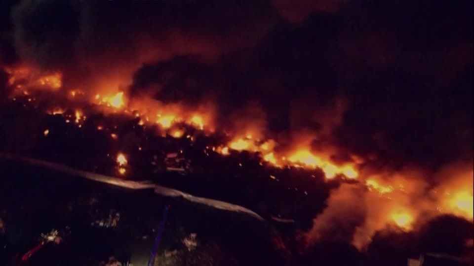 Incêndio em armazém de Houston gera grandes nuvens de fumaça