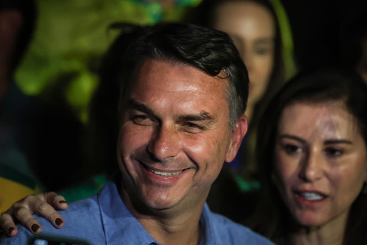 Flávio Bolsonaro recebe apoio de 16 diretórios do MDB para segundo turno