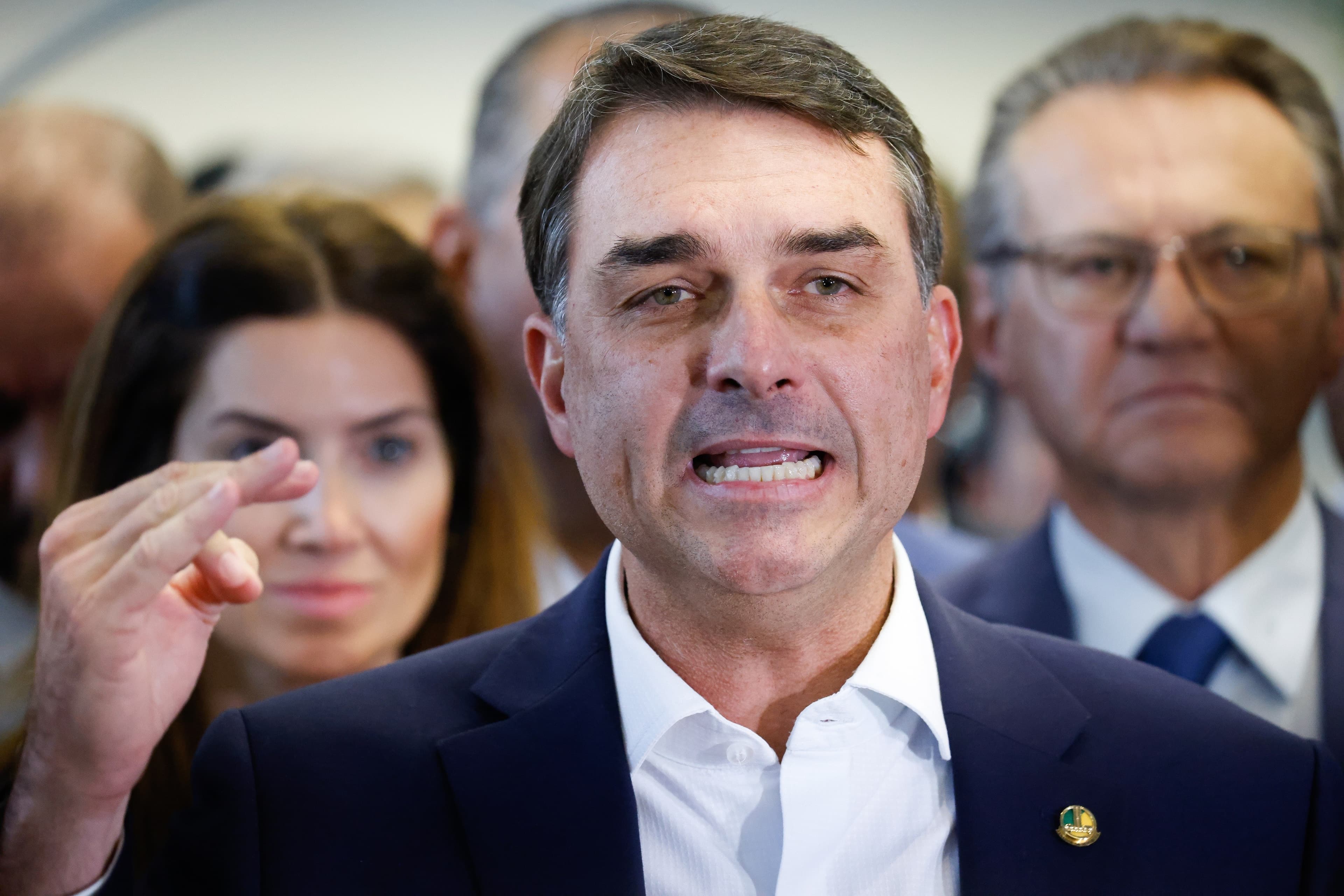 Flávio Bolsonaro enfrenta desgaste político antes de eleição