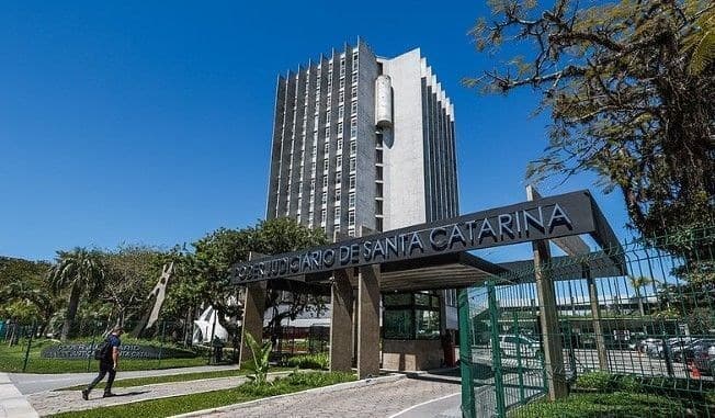 Justiça de SC determina remoção de fotos de ex-namorada