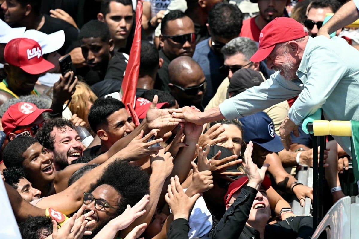 Lula chama Flávio Bolsonaro de "candidato de mais baixo nível" em ato de campanha