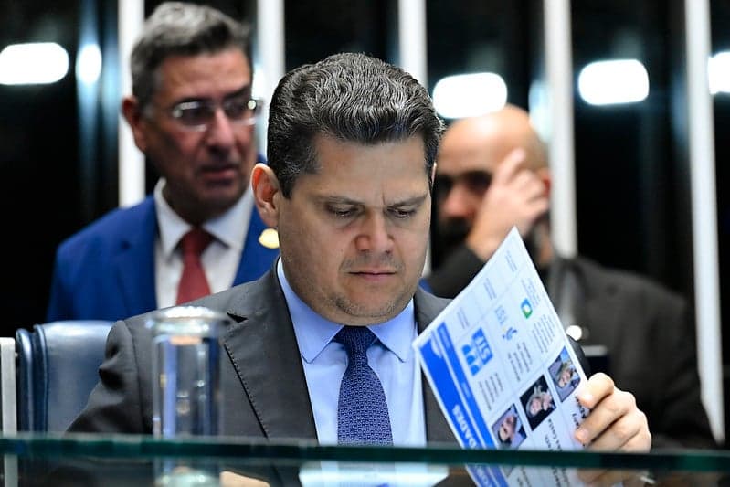Davi Alcolumbre adia votação sobre homeschooling no Senado