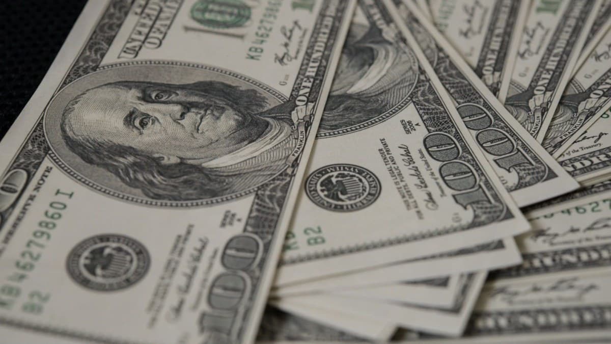 Dólar inicia dia estável, enquanto inflação em agosto traz expectativa de corte de juros