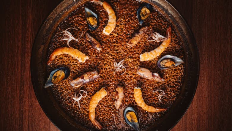Celebre o Dia Mundial da Paella com Receita de Chef Oscar Bosch