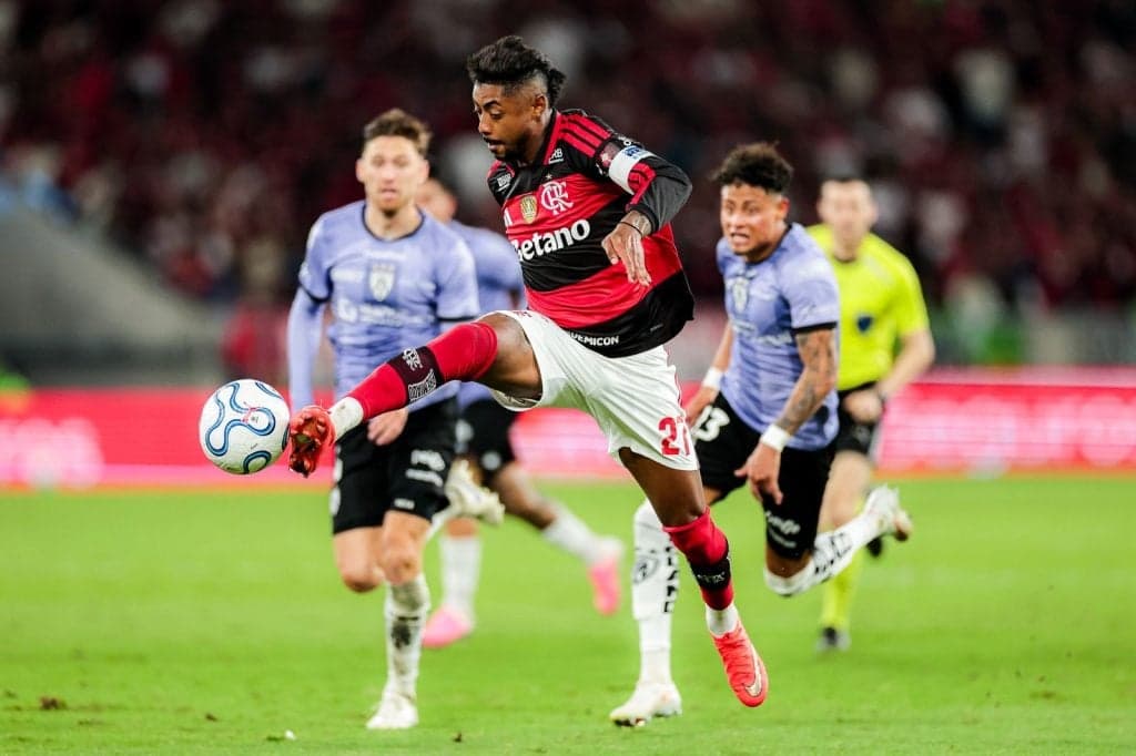 Gramado do Maracanã gera críticas após empate do Flamengo