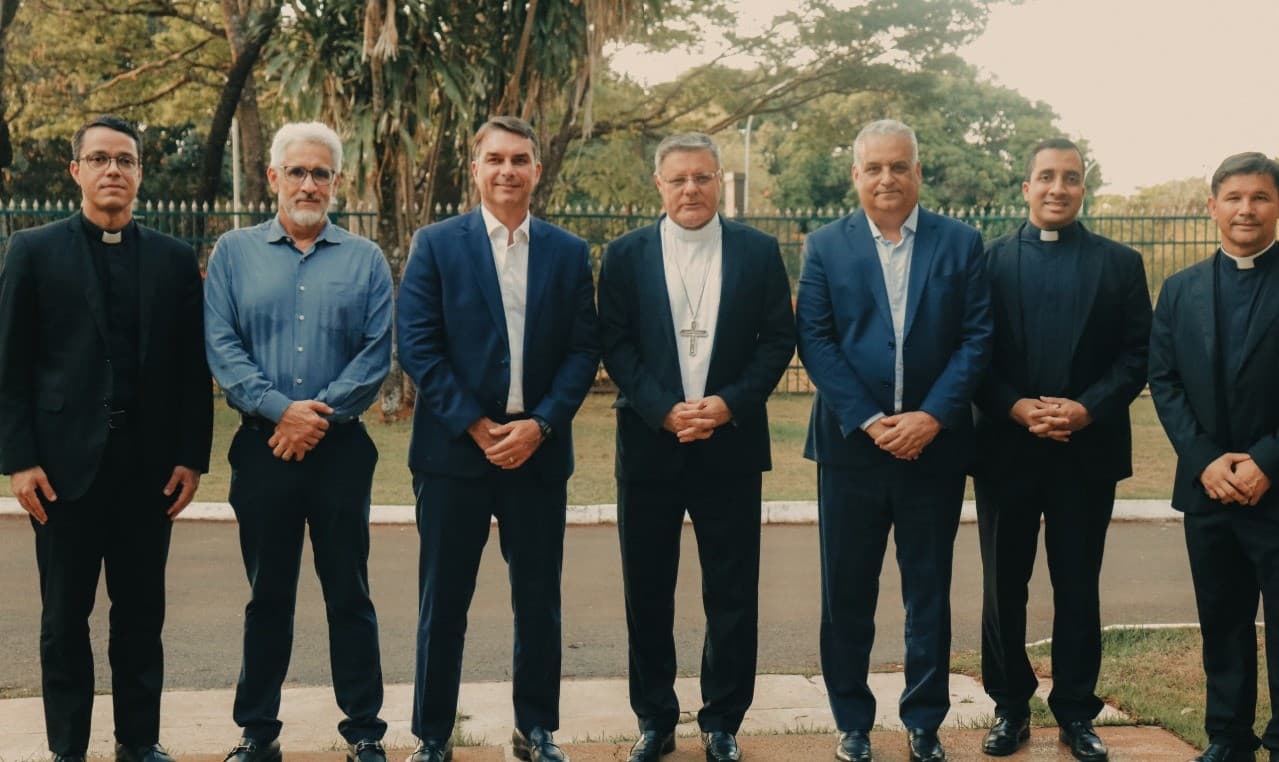 Flávio Bolsonaro se reúne com Arcebispo de Brasília e recebe imagem de Nossa Senhora