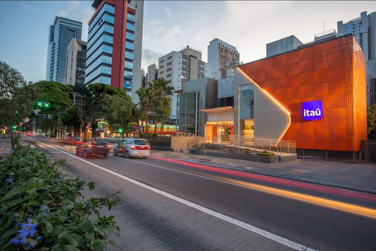 Itaú deve devolver valores de seguros cobrados indevidamente