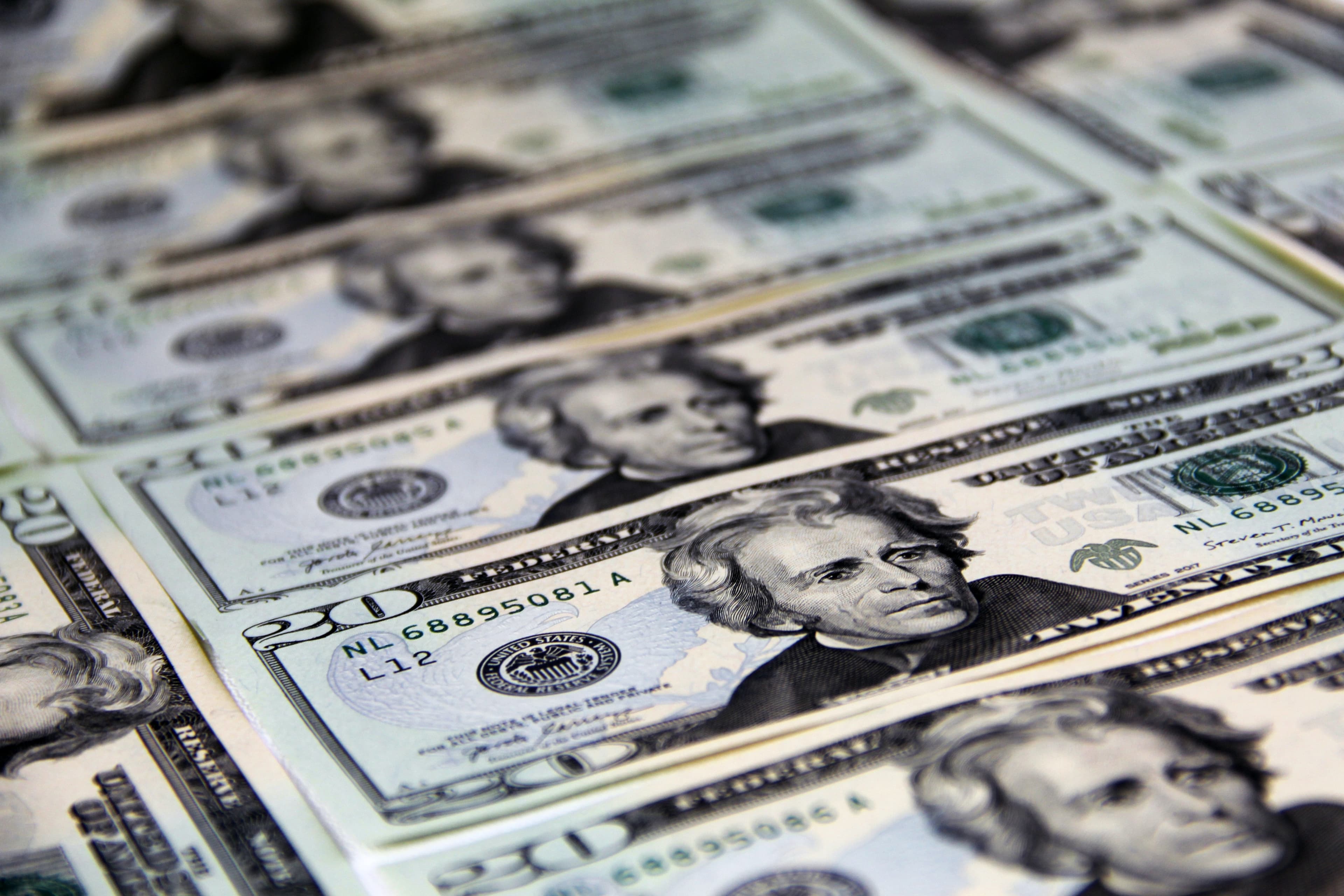 Economia: Dólar e Ibovespa em movimento diante de inflações e eleições