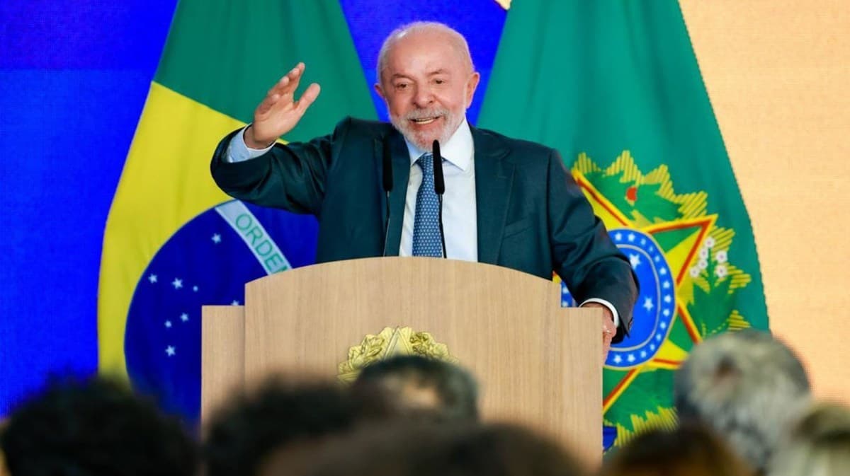 Lula promove caminhada em Minas Gerais após promulgação da PEC da jornada de trabalho